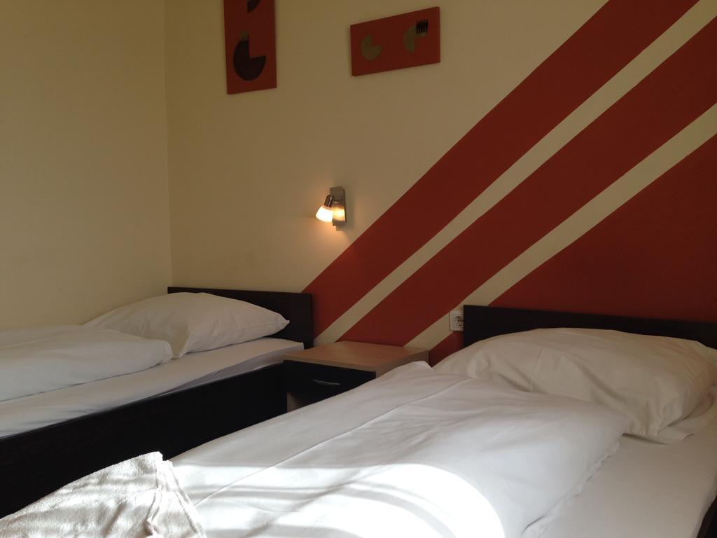 City Hotel Agoston Печ Стая снимка