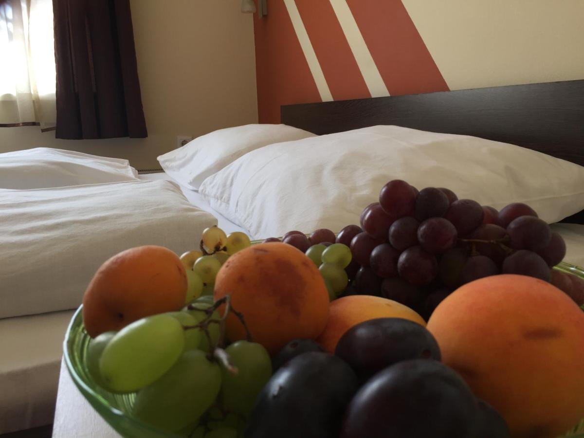 City Hotel Agoston Печ Екстериор снимка