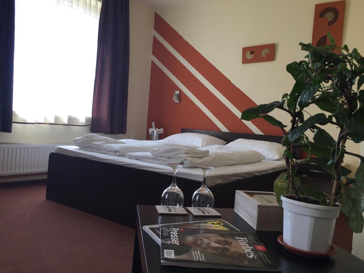 City Hotel Agoston Печ Екстериор снимка