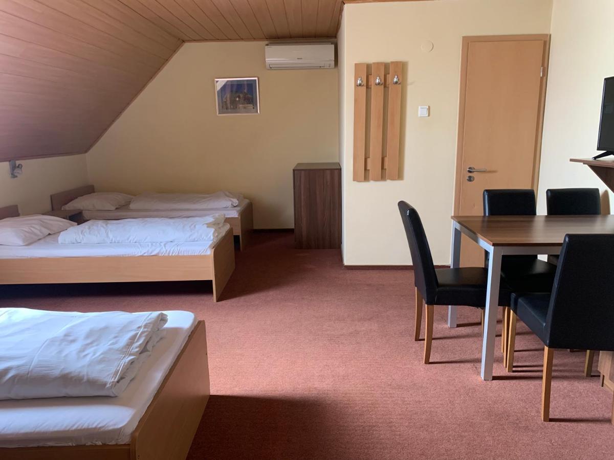 City Hotel Agoston Печ Екстериор снимка