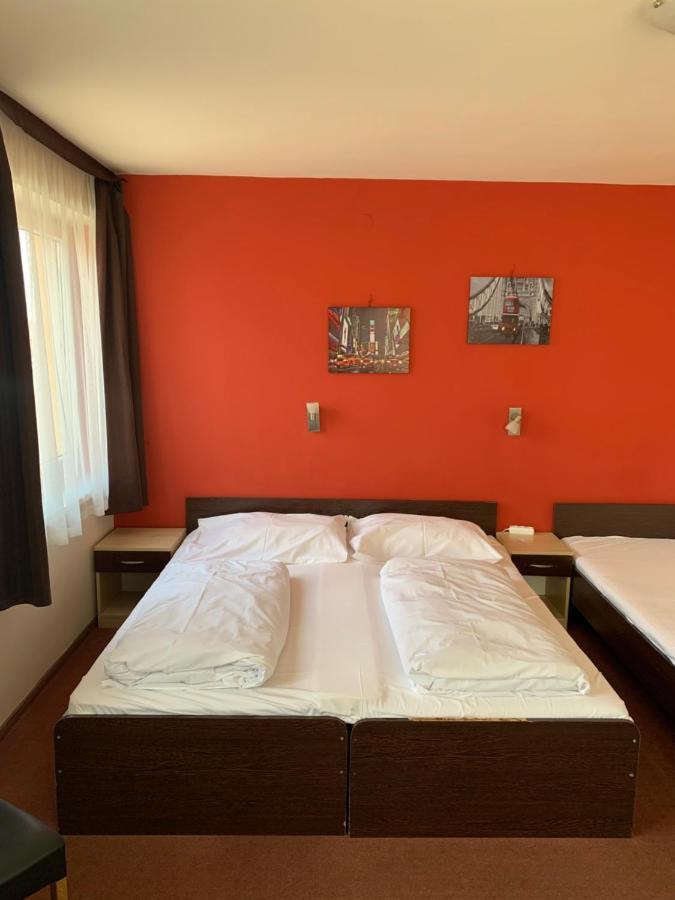 City Hotel Agoston Печ Екстериор снимка