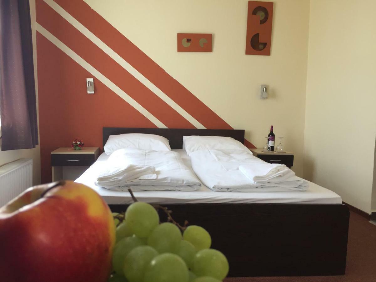 City Hotel Agoston Печ Екстериор снимка