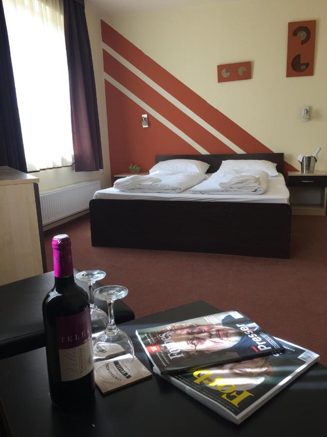 City Hotel Agoston Печ Екстериор снимка